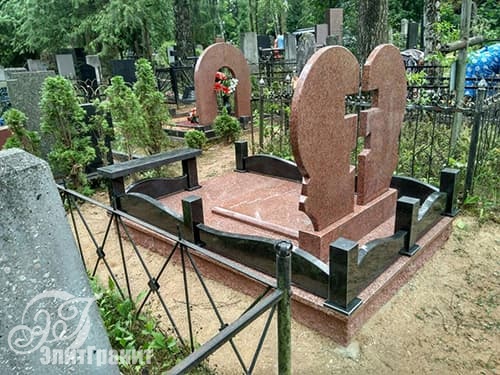 Захоронение ПОСЛЕ реставрации - вид сзади